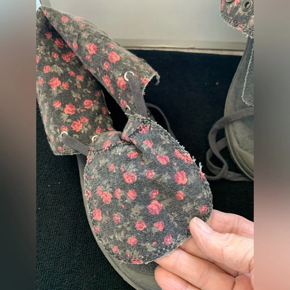 Roxy Women's Gray Canvas Lace-Up Boots with Pink Floral Lining - Picture 3 of 7